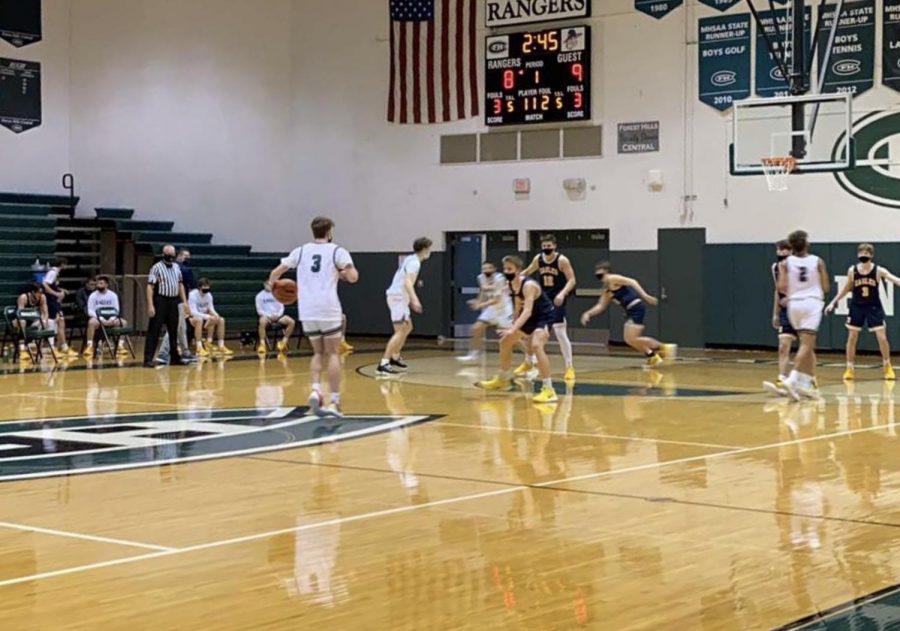 Boys varsity basketball splits weekend series with Greenville and Hudsonville