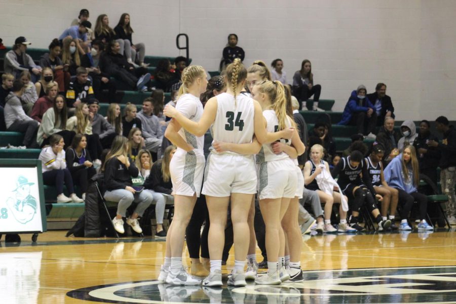 Girls varsity basketball sets records and milestones during the 2021-22 season