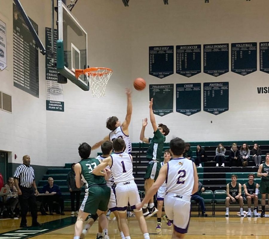 Boys varsity basketball collects third loss of the season against East Kentwood