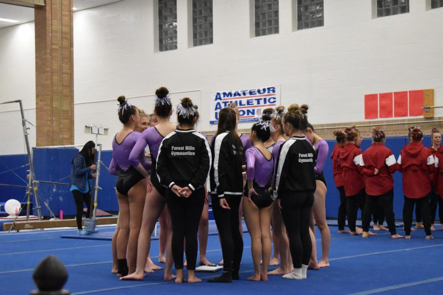 FH gymnastics gathers around before the first event.