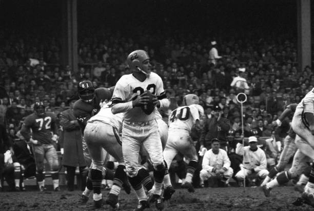 Football: Pittsburgh Steelers QB Bobby Layne (22) in action vs New York Giants at Yankee Stadium. 
Bronx, NY 11/15/1959
CREDIT: Neil Leifer (Photo by Neil Leifer /Sports Illustrated via Getty Images)
(Set Number: OA46784 TK1 C2 F16 )